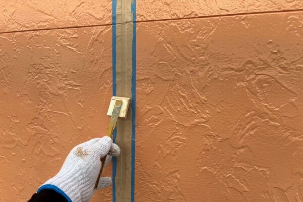 H様邸|外壁付帯部塗装(セミフロンスーパーマイルドⅡ)・オートンイクシード_コーキング施行中