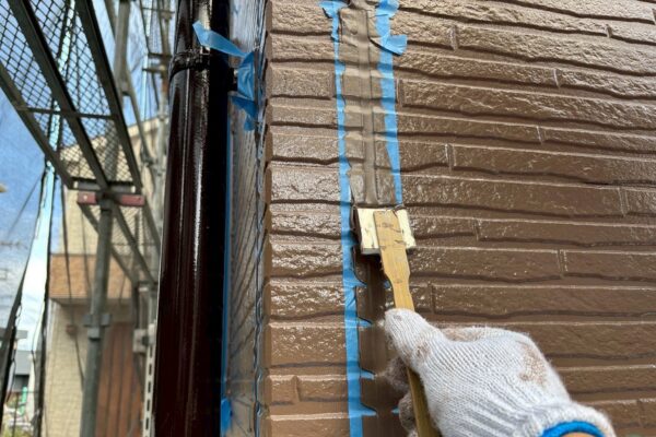 H様邸|外壁・屋根塗装(プレマテックスウルトラSi・保護コート)_コーキングならし中