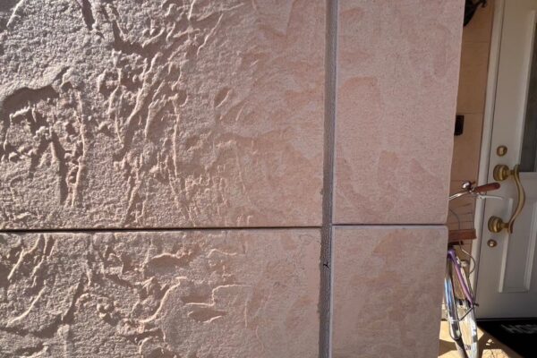 H様邸|外壁付帯部塗装(セミフロンスーパーマイルドⅡ)・オートンイクシード_施工前コーキング