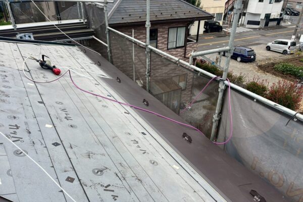 W様邸|屋根カバー工法(横暖ルーフ)_屋根材取り付け