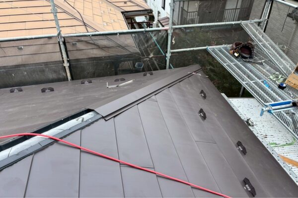 W様邸|屋根カバー工法(横暖ルーフ)_棟板金