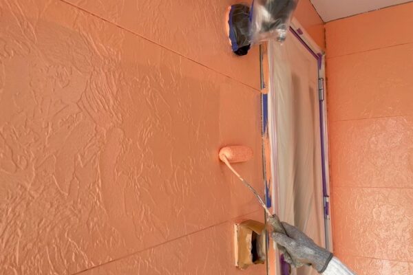 H様邸|外壁付帯部塗装(セミフロンスーパーマイルドⅡ)・オートンイクシード_上塗り中