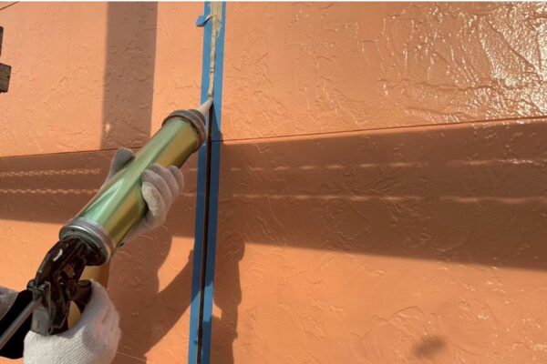 H様邸|外壁付帯部塗装(セミフロンスーパーマイルドⅡ)・オートンイクシード_コーキング充填中