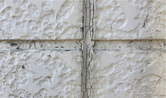 サイディングの継ぎ目が割れている