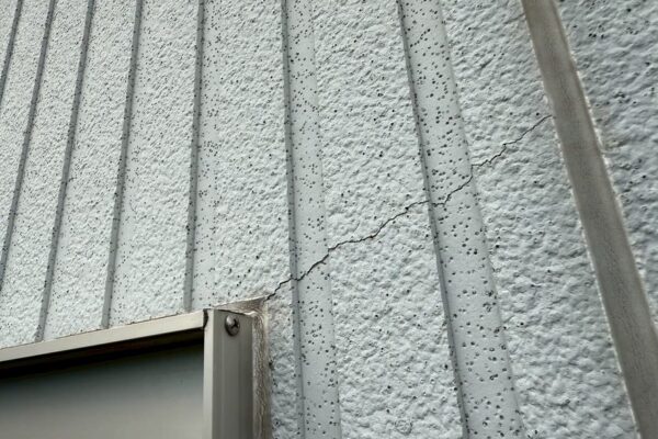 O様邸|外壁・屋根塗装(プレマテックスウルトラSi・保護コート)_施工前ひび割れ