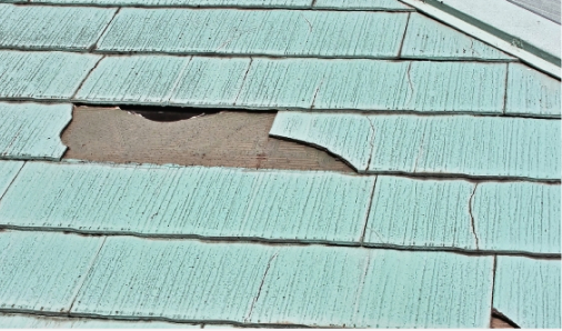 屋根が割れてる