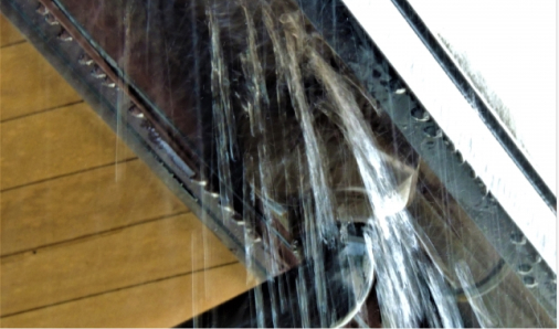 雨樋から水あふれ