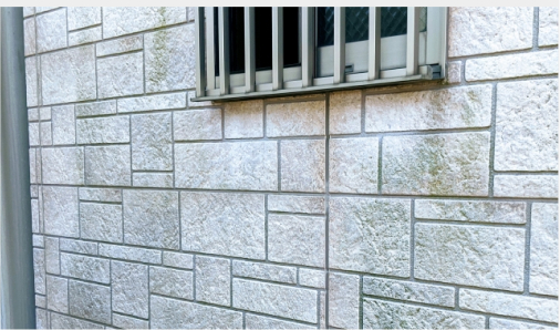 外壁が汚れてる様子