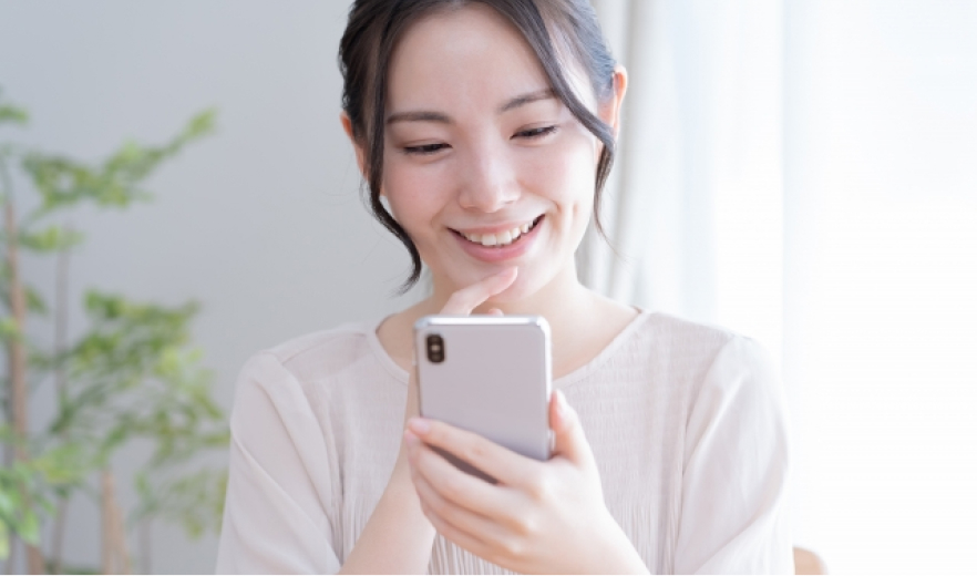 迷っている様子の女性