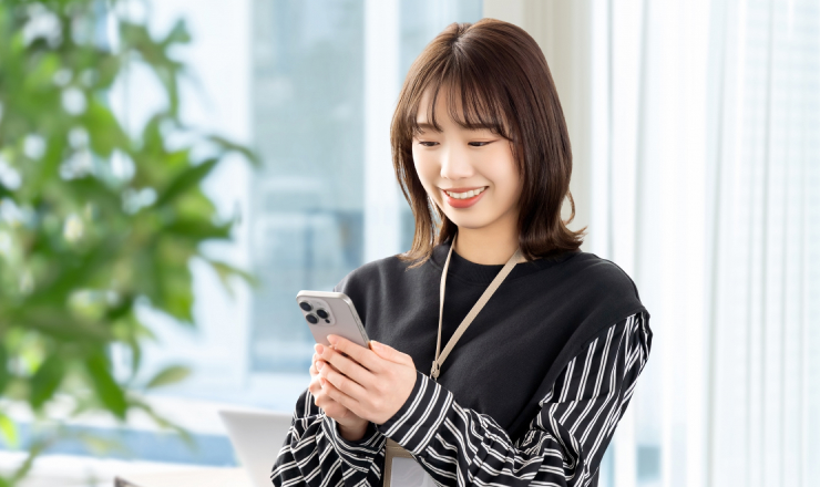 スマホを操作する女性