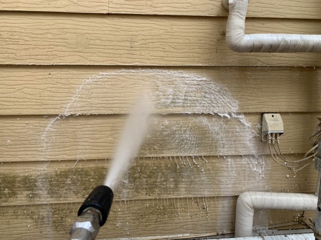 羽村市で行った外壁塗装工事の高圧洗浄作業の様子