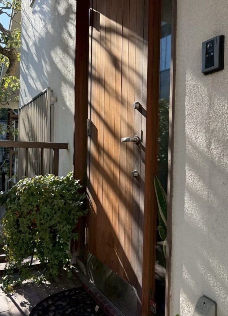 玄関木部の灰汁洗い施工前の状態