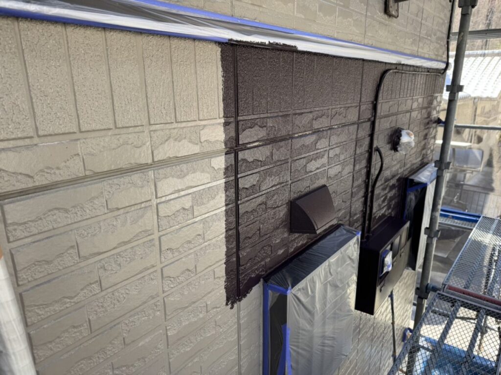 外壁塗装の中塗り作業