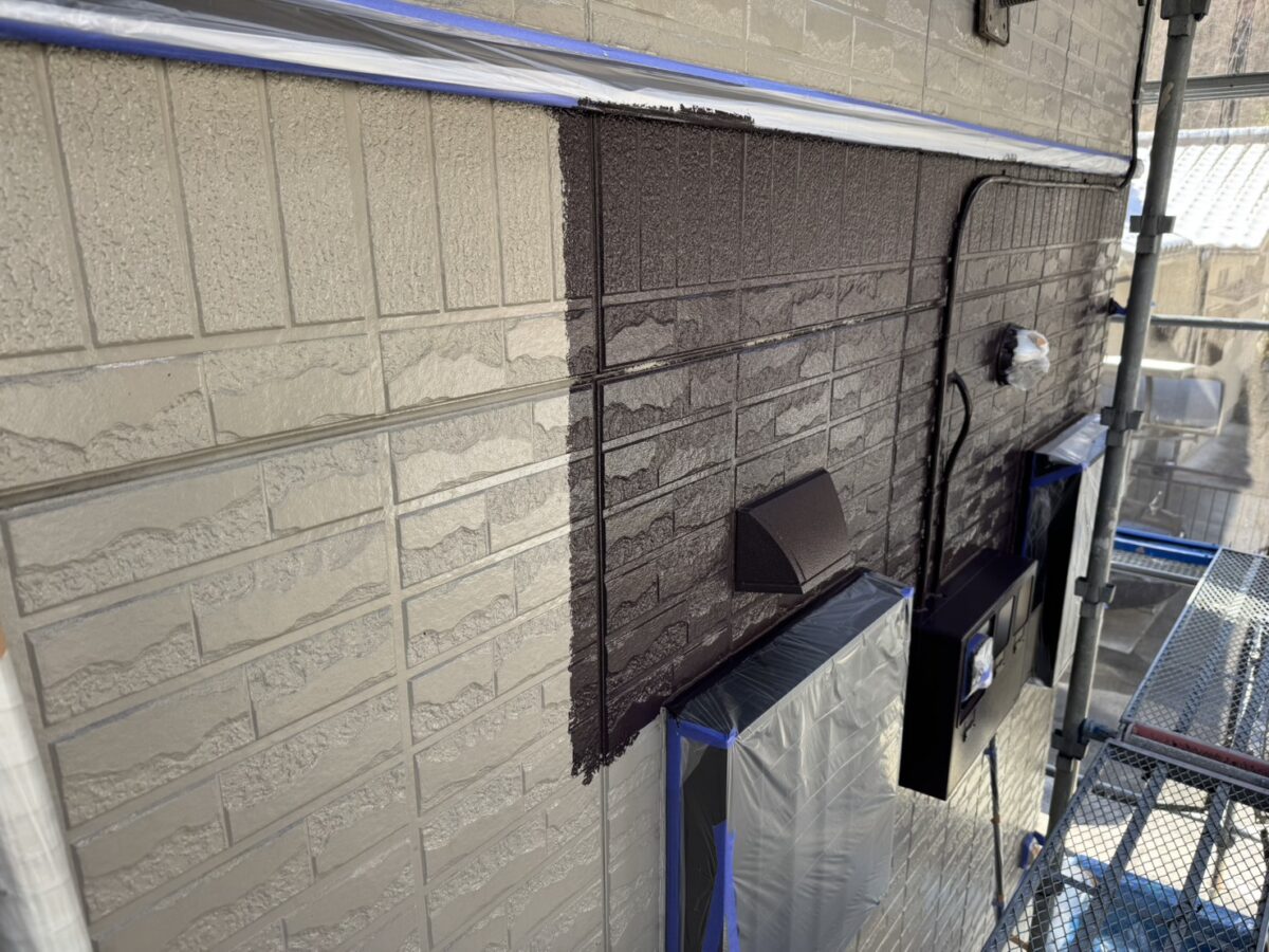 外壁塗装の中塗り作業