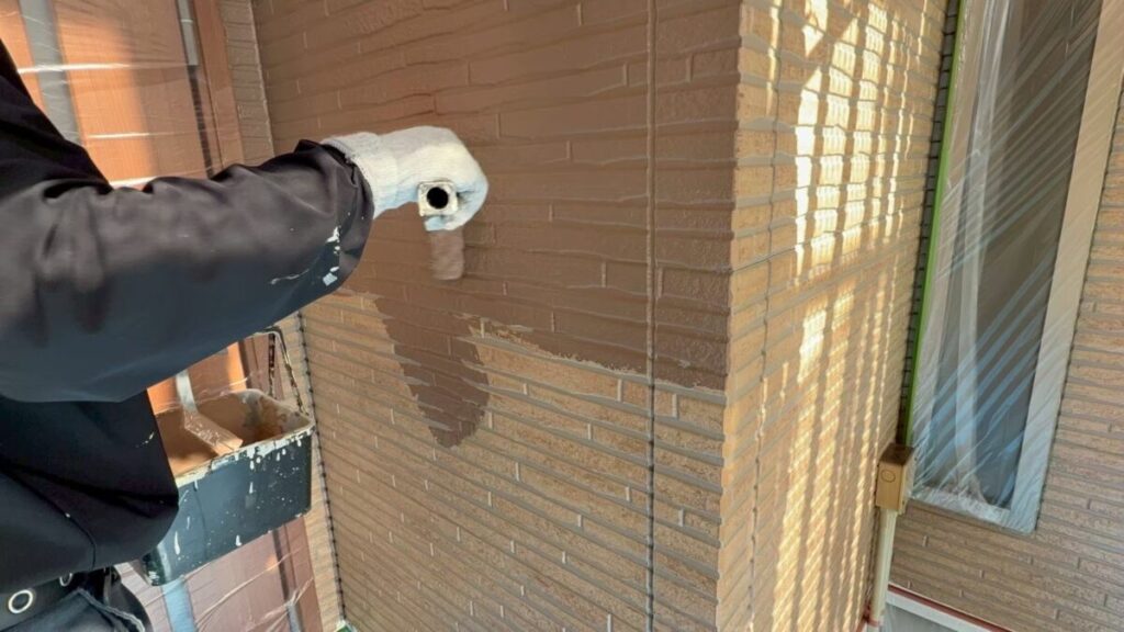 外壁塗装の中塗り作業の様子