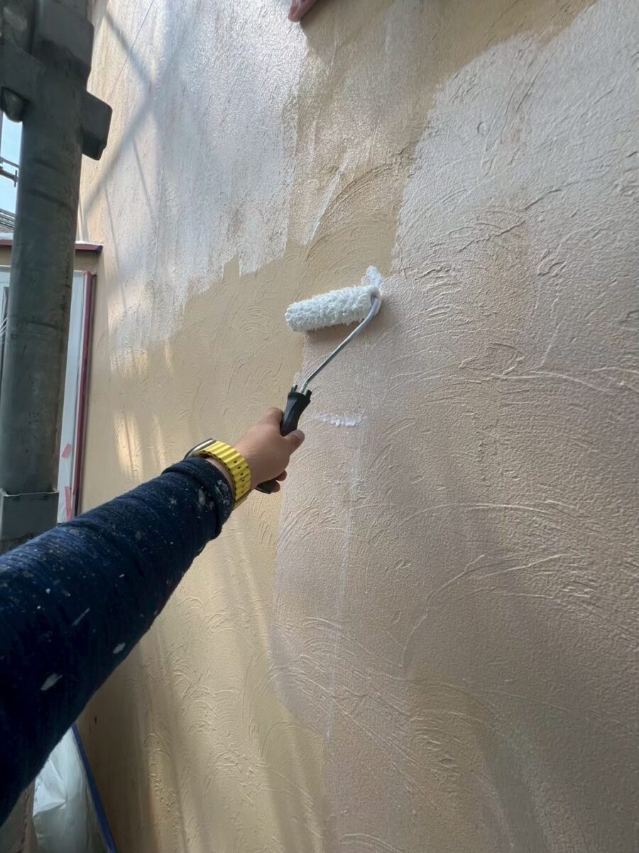外壁塗装の下塗り作業
