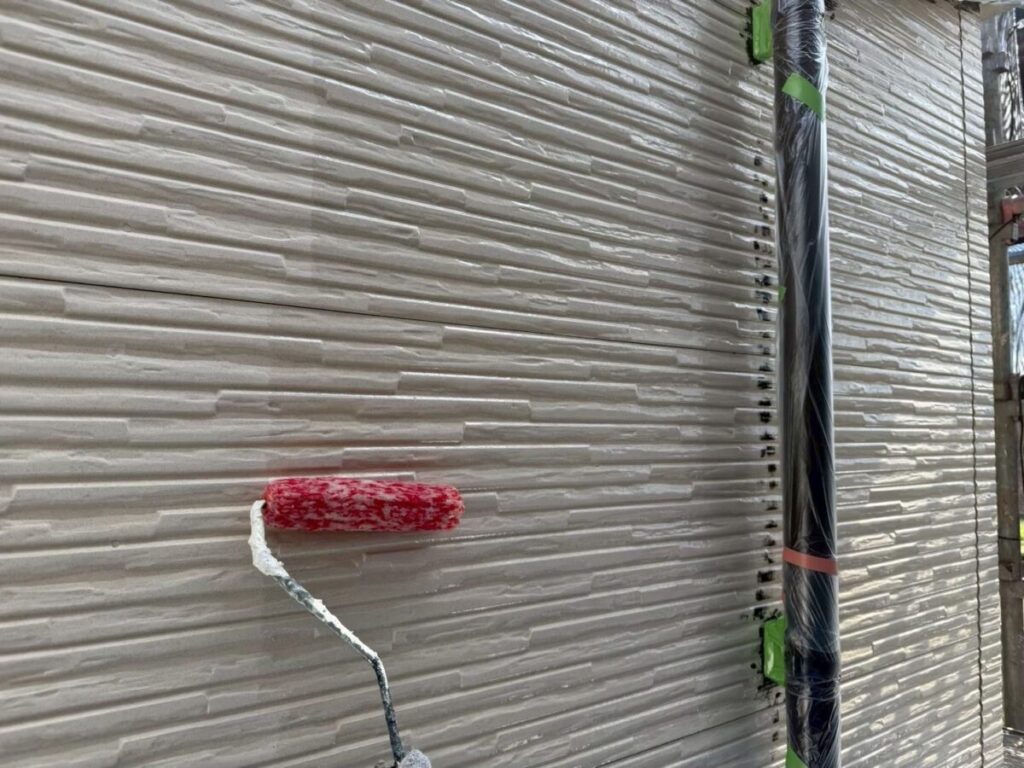 外壁塗装の下塗り作業の様子