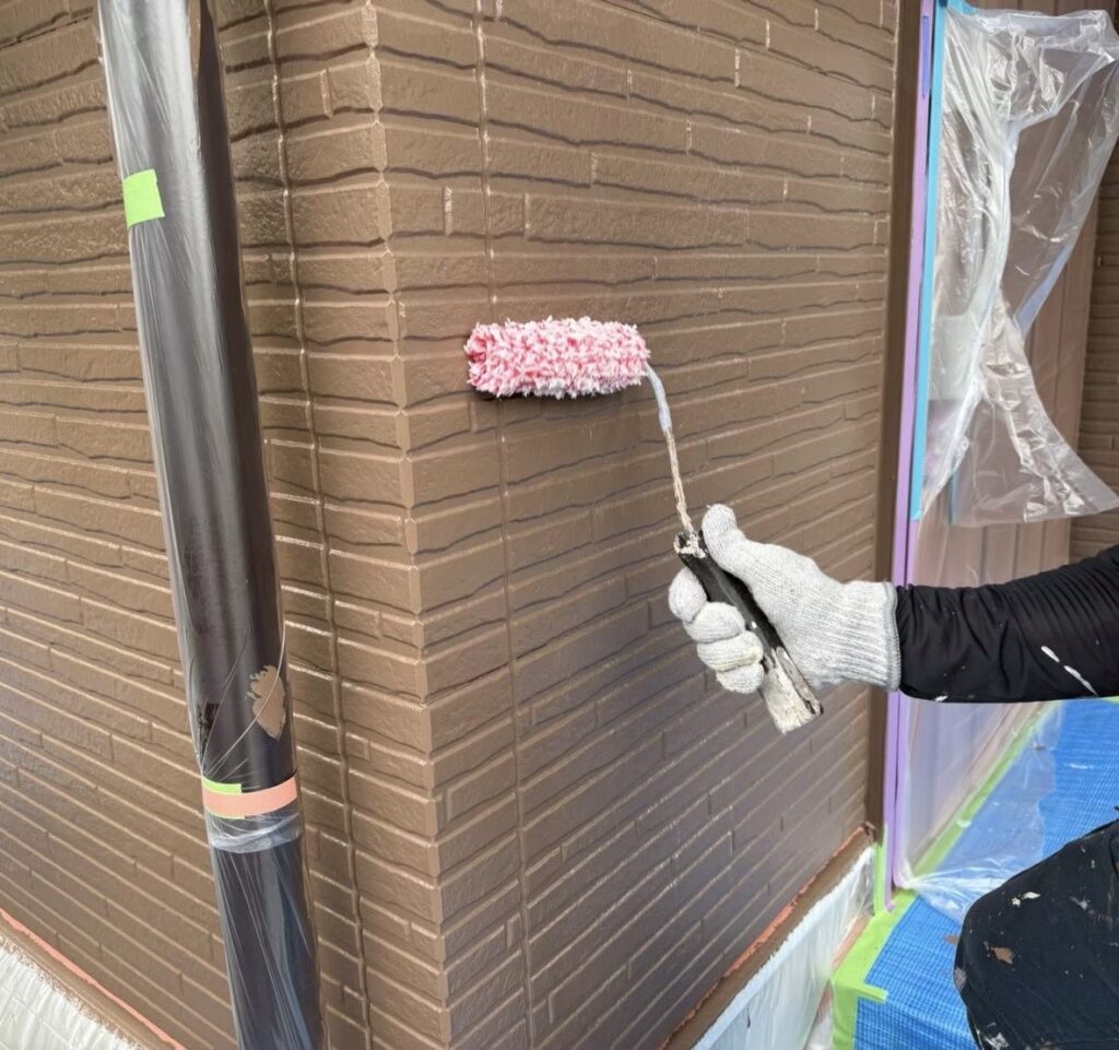 外壁塗装のトップコート施工の様子