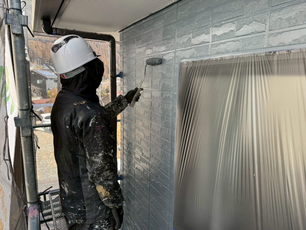 外壁塗装の上塗り作業