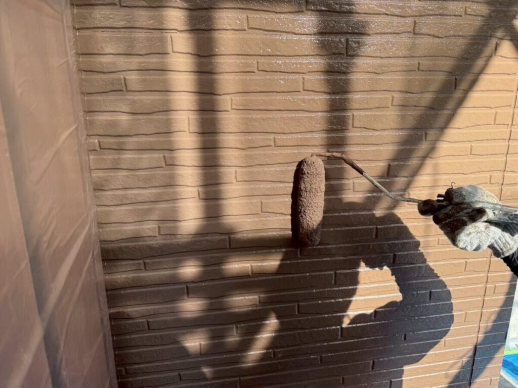 外壁塗装の上塗り作業の様子