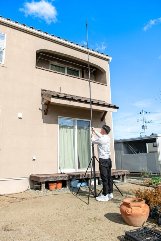 羽村市 外壁塗装 現地調査 建物の計測作業の様子