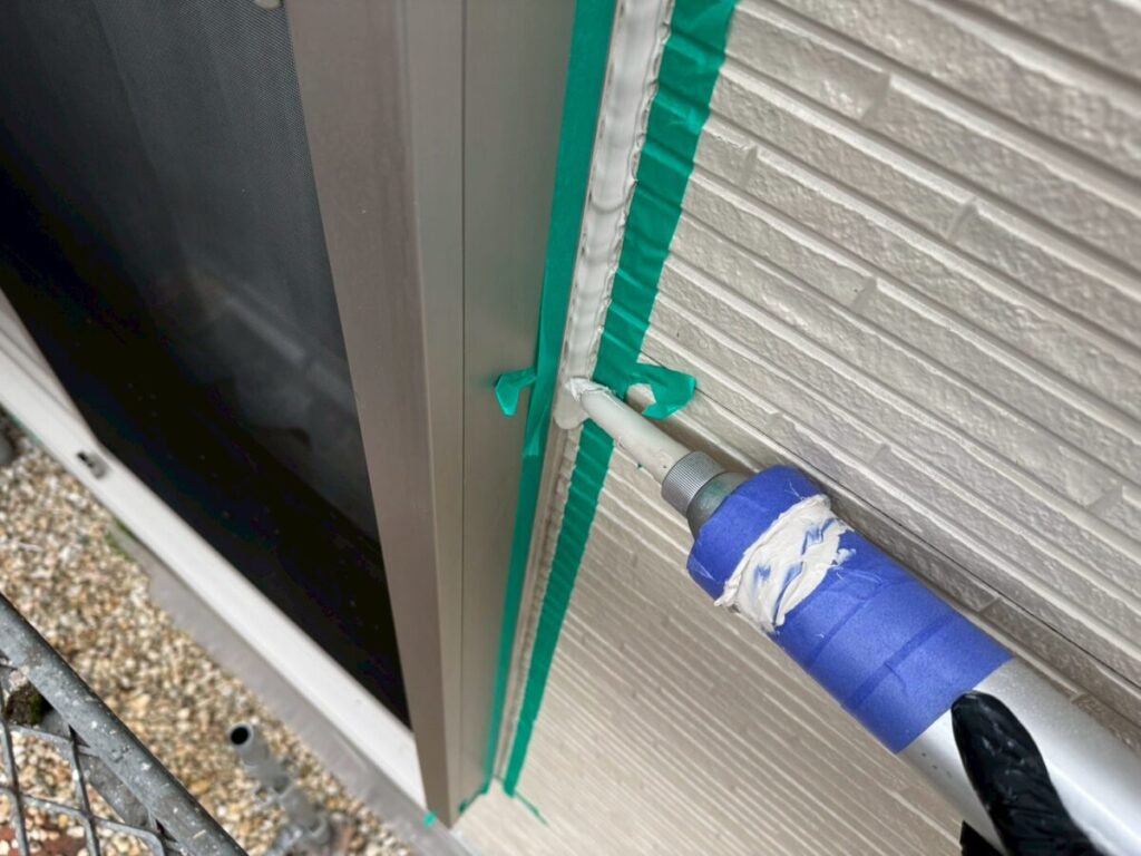 羽村市 外壁コーキング増し打ち施工中の様子