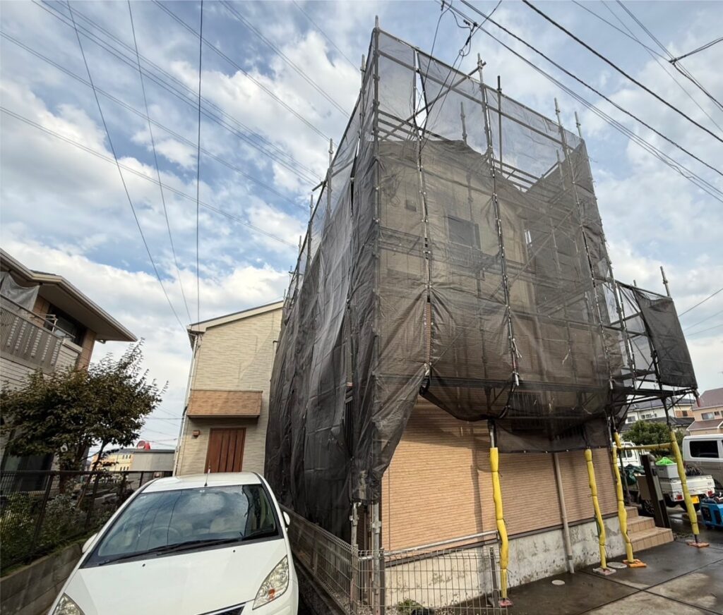 羽村市での外壁塗装工事現場 足場設置の様子