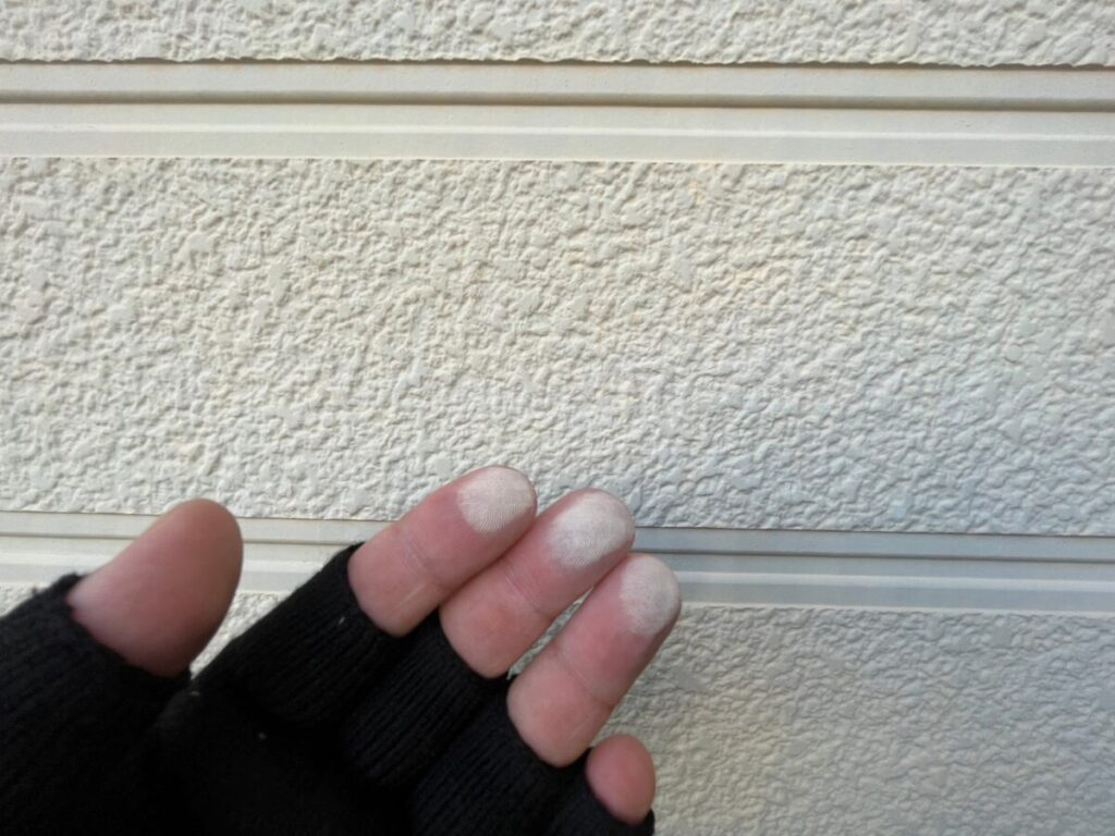 外壁 チョーキング現象 白い粉が手につく状態