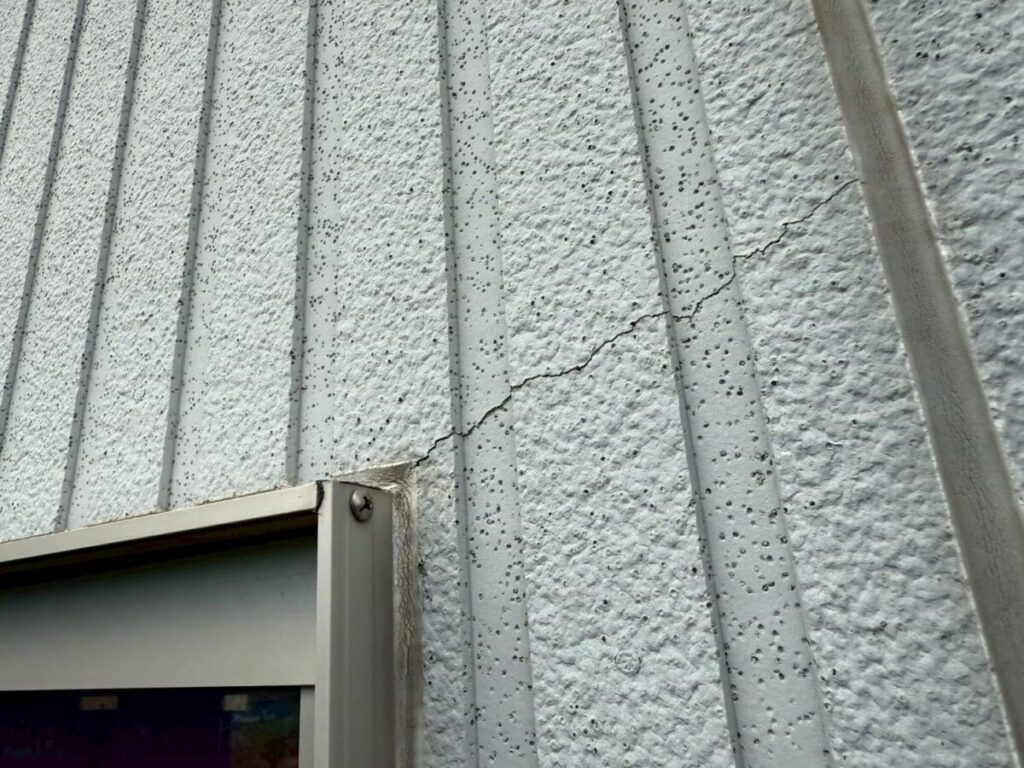 羽村市 外壁ひび割れが発生している外観