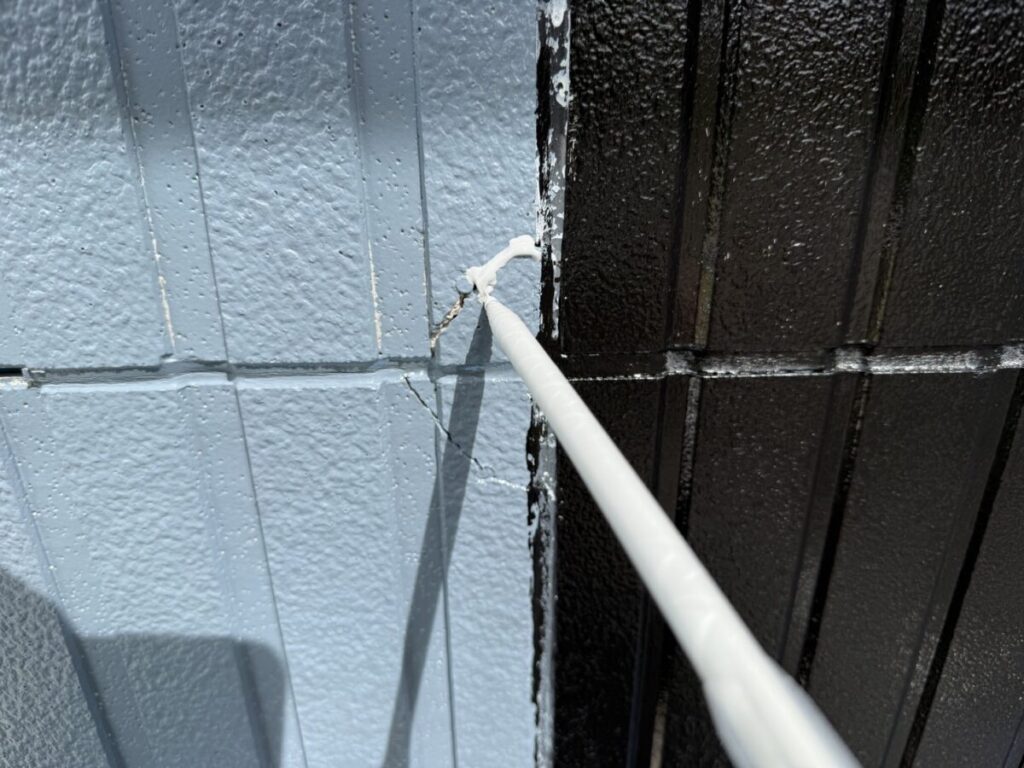 羽村市 外壁ひび割れ補修作業の様子