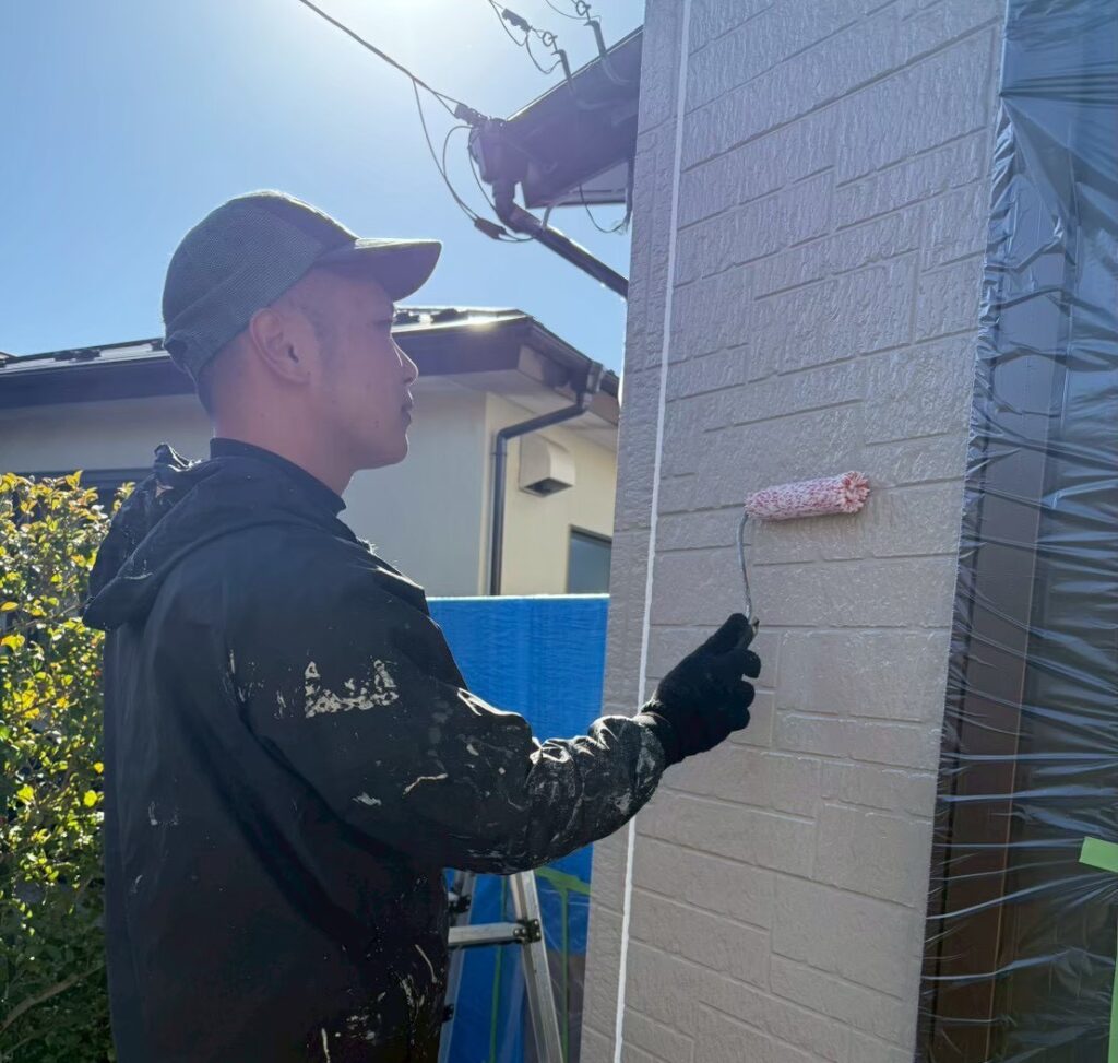 羽村市 外壁塗装 ローラー作業中の様子