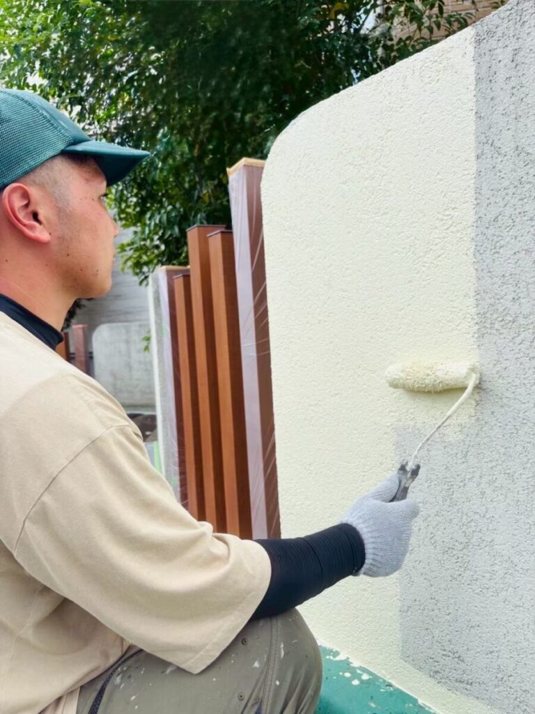 外壁塗装 職人 作業中の様子