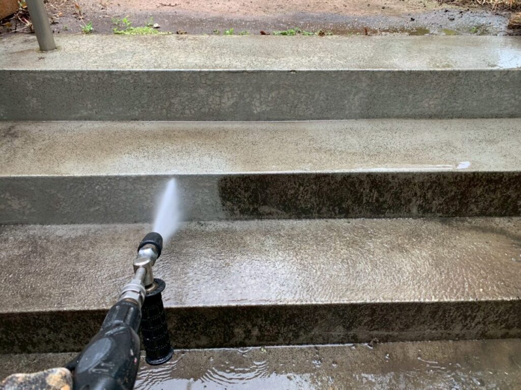 外壁塗装前の土間の高圧洗浄作業の様子(羽村市)