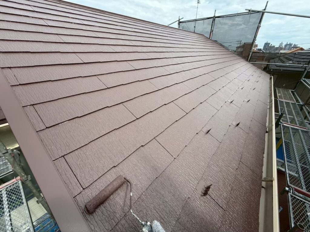 屋根塗装の中塗り・上塗り作業の様子
