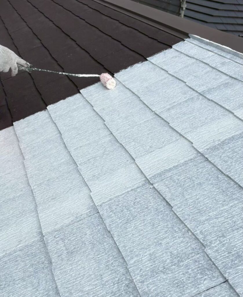 屋根塗装の下塗り作業の様子