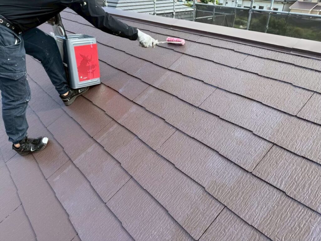 屋根塗装のトップコート施工の様子(羽村市)