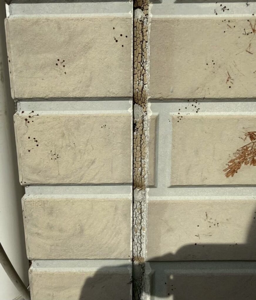 外壁コーキングのひび割れによる劣化の様子