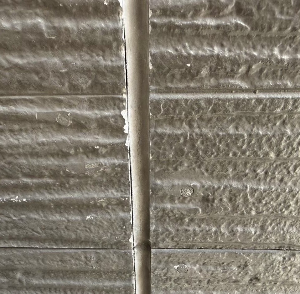 外壁コーキングに隙間ができている劣化の様子