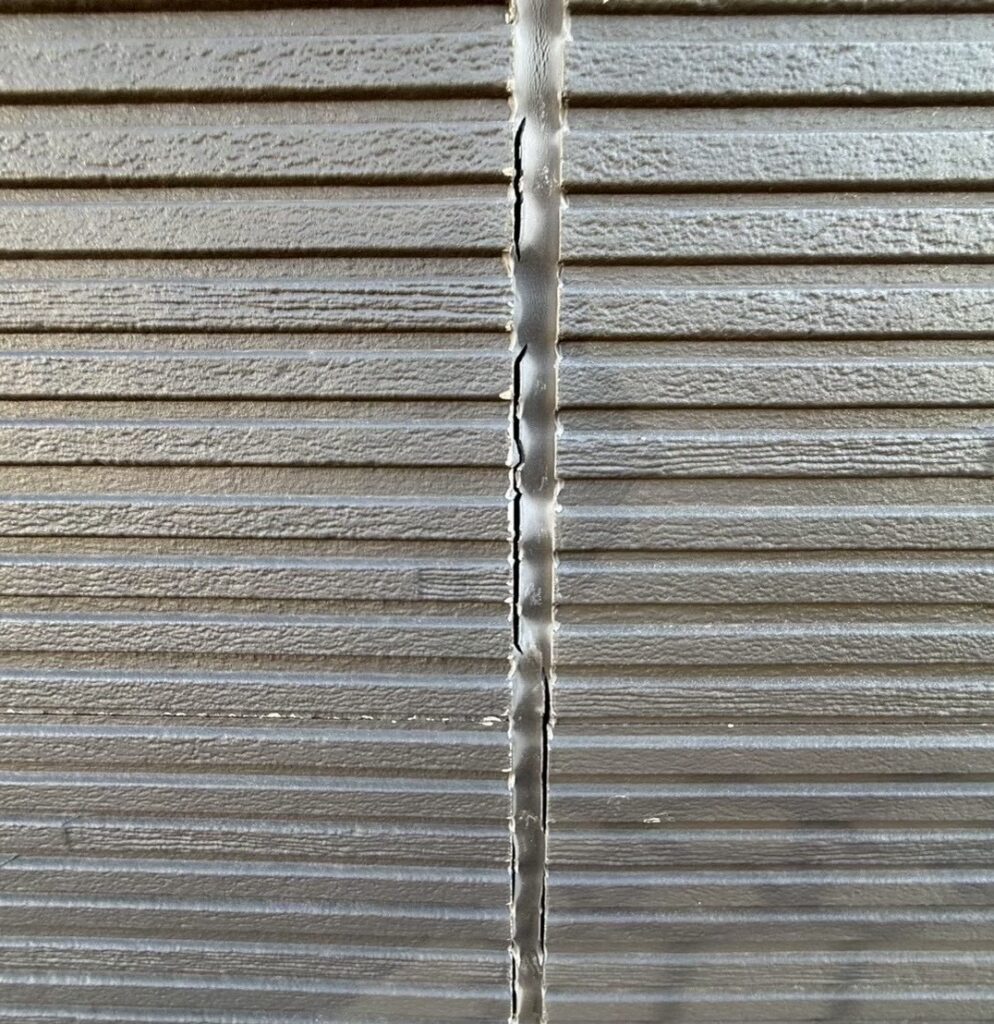 外壁コーキングが痩せて細くなっている劣化状態