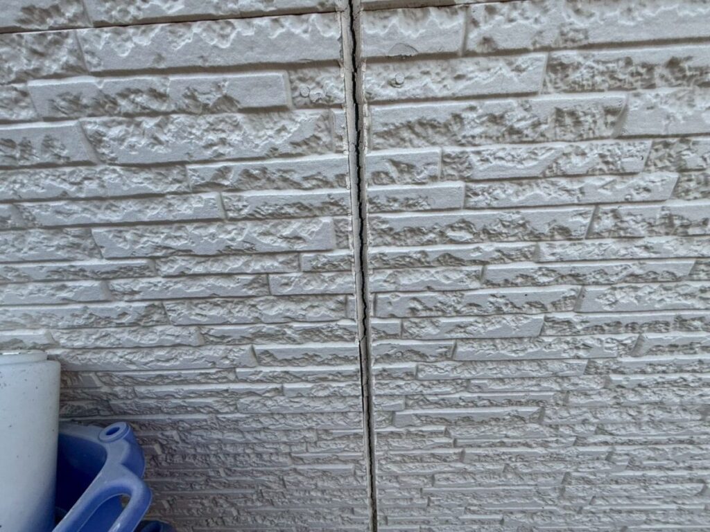 ひび割れや隙間が発生した劣化したコーキングの状態