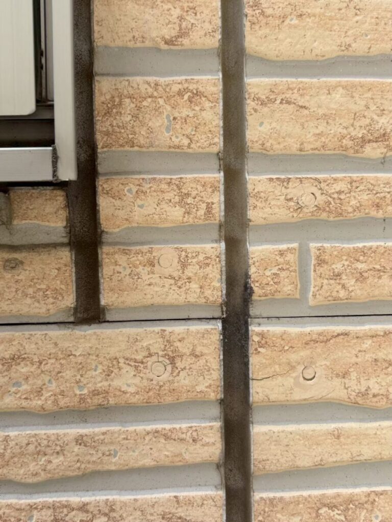 外壁の目地部分に施工されているコーキングの状態