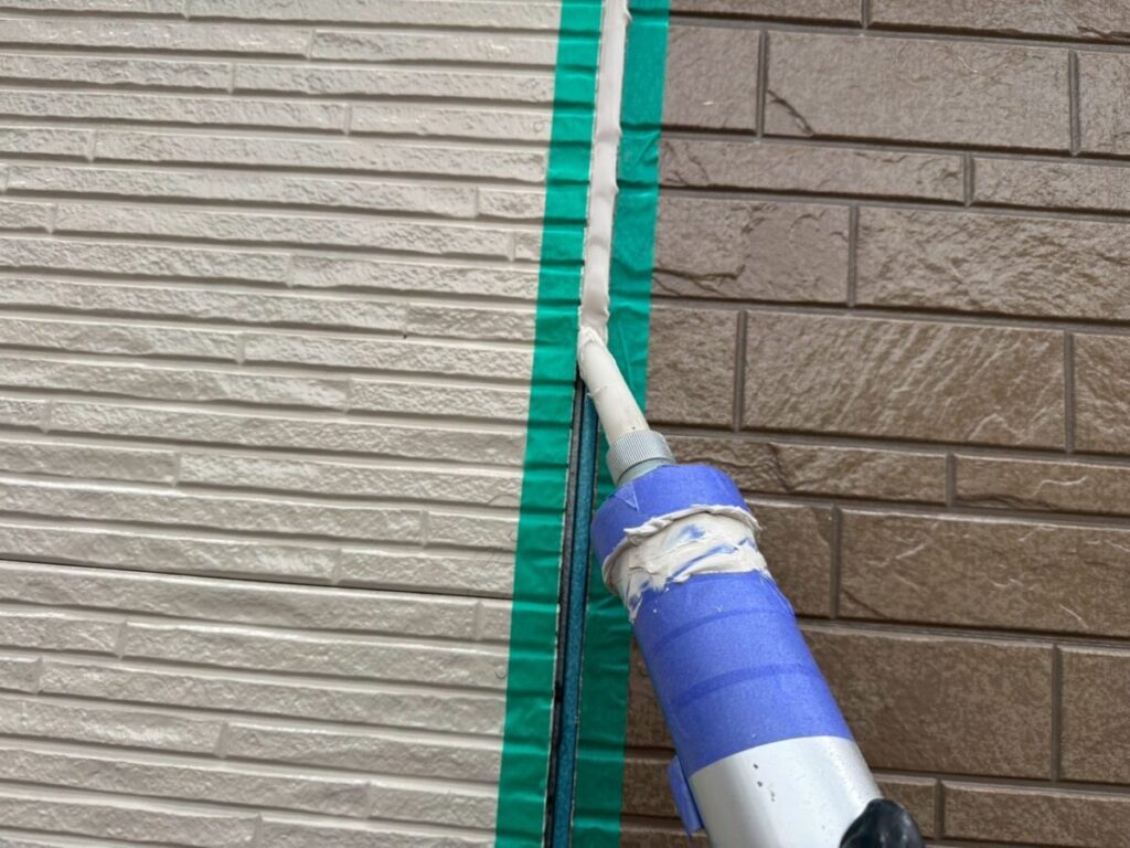 外壁塗装と同時に行うコーキング施工中の様子