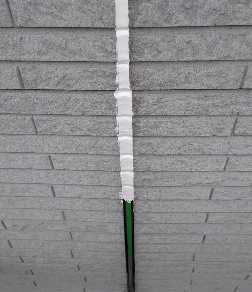 コーキング打ち替え施工中の様子(マスキング養生あり・羽村市)