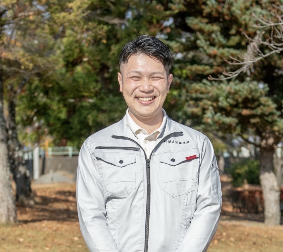 外壁塗装について説明する代表の写真(株式会社望月建築塗装)