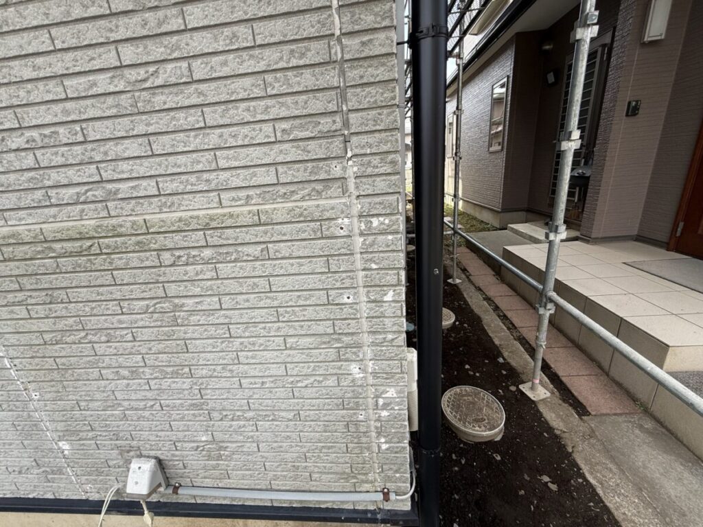 外壁コーキングの劣化が見られる建物の状態