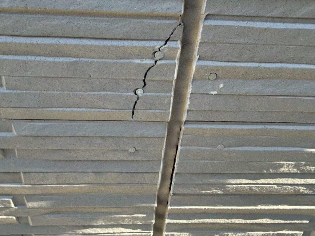幅が広く深い外壁のひび割れ(危険なクラック)の状態