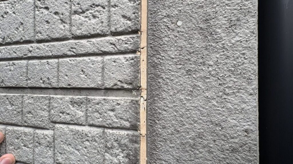 外壁コーキングの劣化ひび割れ