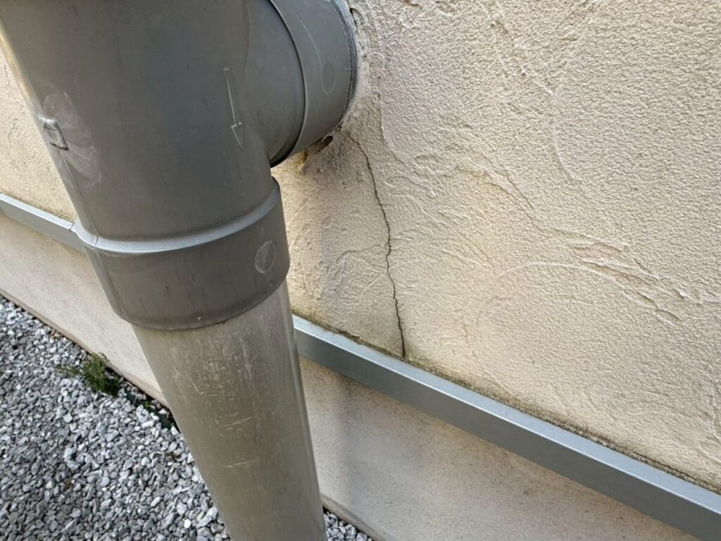 外壁に発生したヘアークラックや構造クラックの例