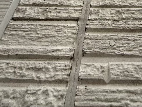 外壁の隙間とコーキングのひび割れの様子|劣化による補修が必要な状態