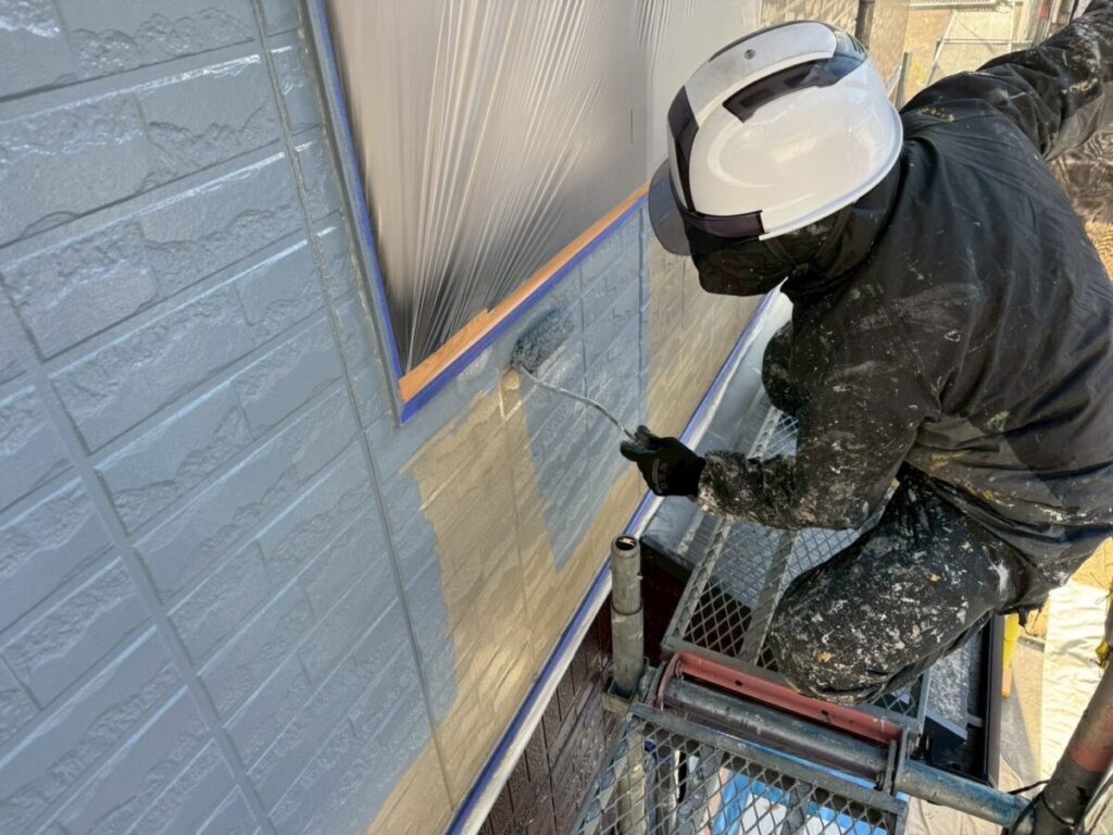 外壁塗装の施工中の様子(下塗り・中塗り工程)